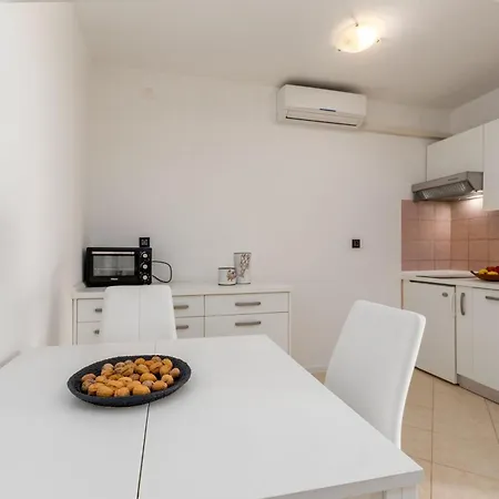 Adelia Mit Gemeinsamem Pool Apartment