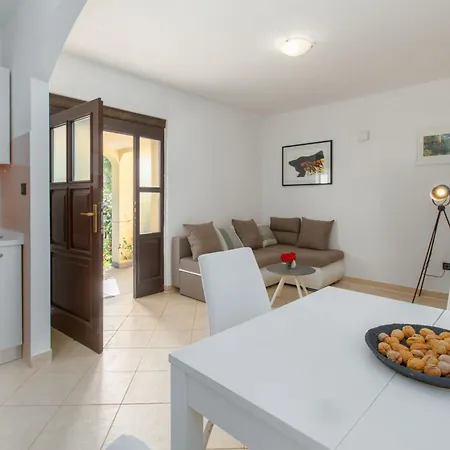 Adelia Mit Gemeinsamem Pool Apartment