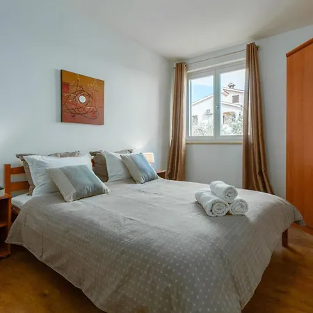 Adelia Mit Gemeinsamem Pool Apartment *