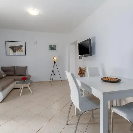 Adelia Mit Gemeinsamem Pool Apartment