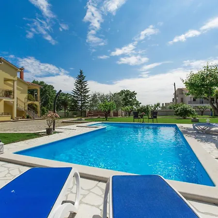 Apartment Adelia Mit Gemeinsamem Pool *