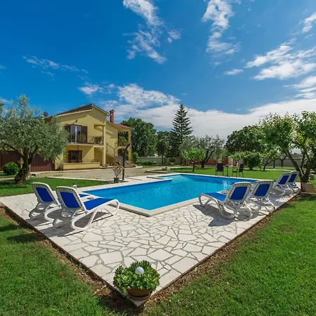Adelia Mit Gemeinsamem Pool Porec